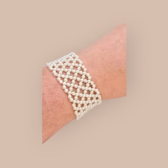 Vintage Faux Pearl Stretch Cuff Bracelet – Classic Lattice Design - Picture 3 of 10